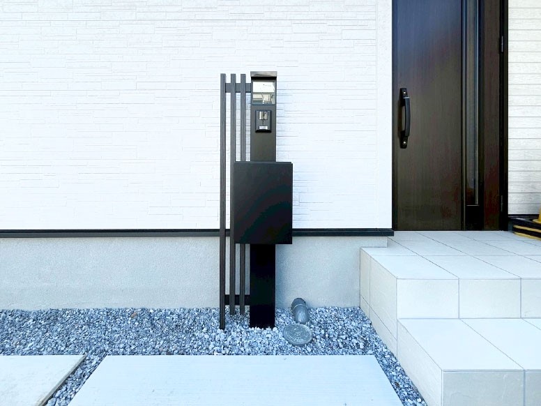 ���̑��@�\�D�E�C���^�[�z���E�|�X�g���ЂƂɏW��B�G���g�����X�ɂȂ��ރV���v���f�U�C���B