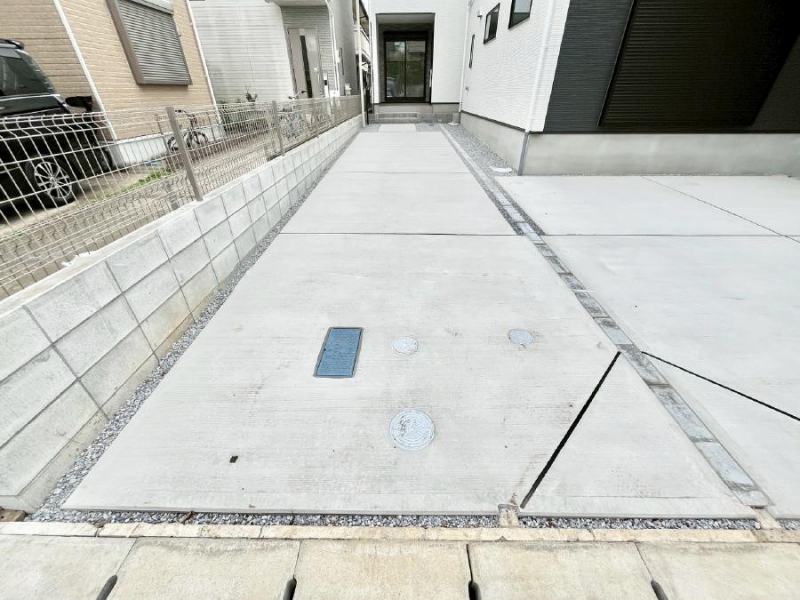 �@����2��\�I�}�Ȃ��q�l�̒��ԂɁB�܂��A���Ƒ��̎��]�ԃX�y�[�X�Ƃ��Ă��劈��B