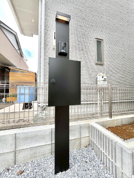 ���̑��@�\�D�E�C���^�[�z���E�|�X�g���ЂƂɏW��B�G���g�����X�ɂȂ��ރV���v���f�U�C���B