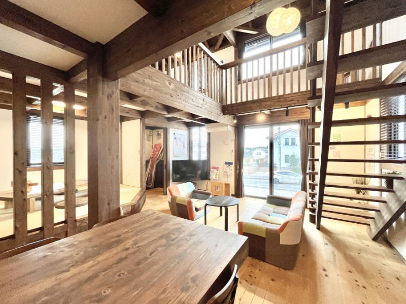 ���r���O�@���邢�z���������A�����̕��͋C�ɖ�������郊�r���O�E�_�C�j���O�B 