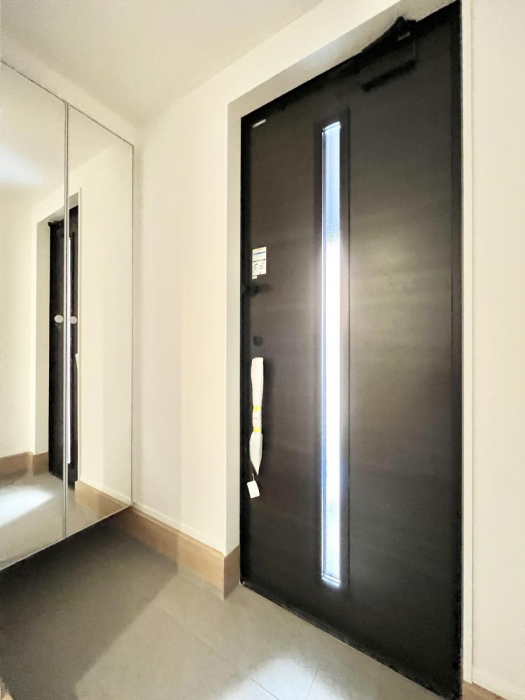 ���ց@�K���X�X���b�g�̓��������փh�A�������Ɍ���͂��Ă���܂��@