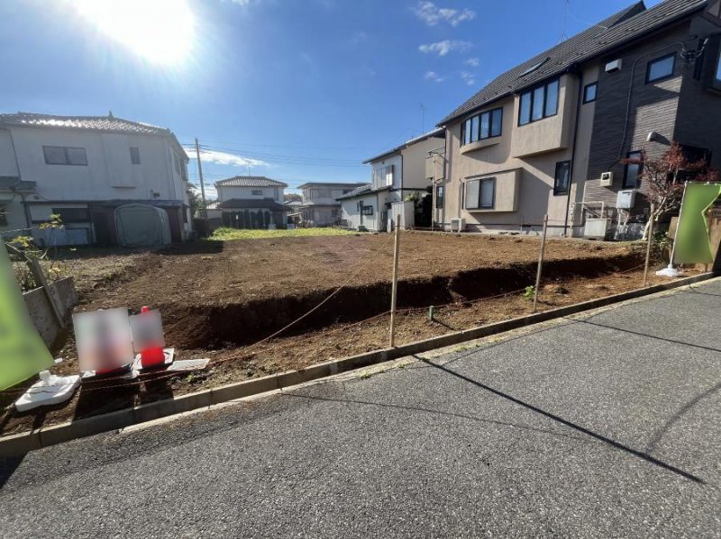 �@����2��\�I�}�Ȃ��q�l�̒��ԂɁB�܂��A���Ƒ��̎��]�ԃX�y�[�X�Ƃ��Ă��劈��B