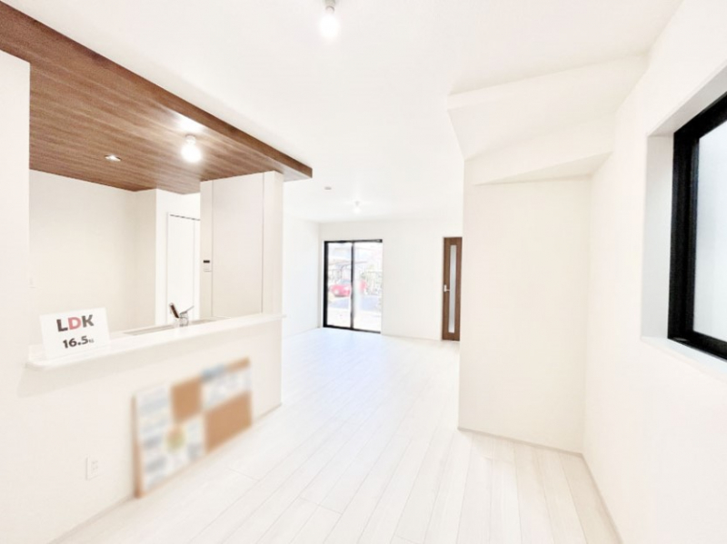 ���̑����ρ@�Ƒ��̏Ί炪���R�Ɛ��܂�Ă���A����ȕ��͋C�̃_�C�j���O�Ɏd�オ���Ă��܂��B