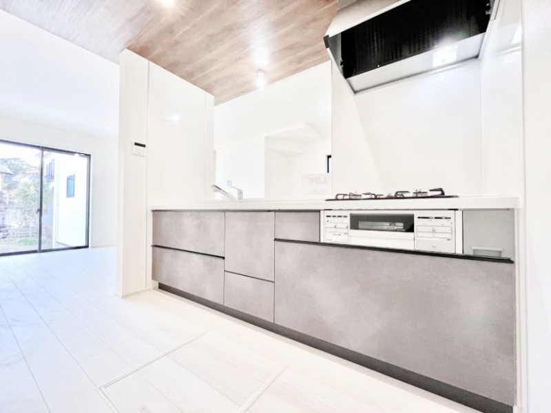 �L�b�`���@���Ƒ��̉�b�e�ޑΖʃL�b�`���B���������̃p�p�}�}�����Ƒ��Ɖ߂������Ԃ����������I