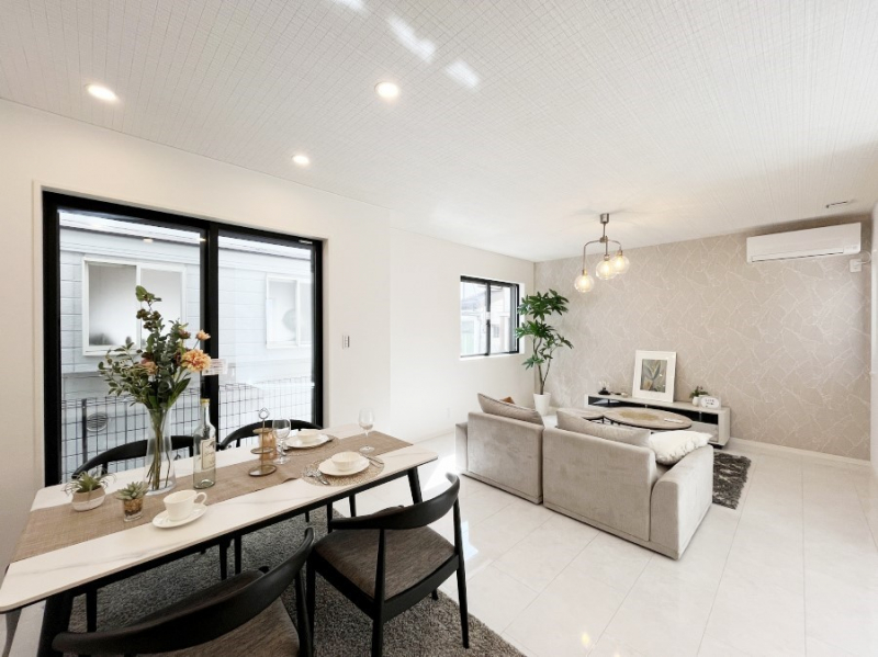 ���r���O�@���邢�z���������A�����̕��͋C�ɖ�������郊�r���O�E�_�C�j���O�B   