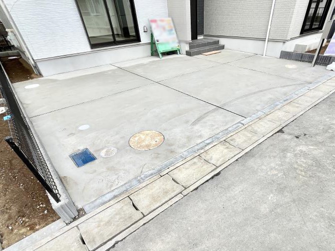 �@����2��\�I�}�Ȃ��q�l�̒��ԂɁB�܂��A���Ƒ��̎��]�ԃX�y�[�X�Ƃ��Ă��劈��B