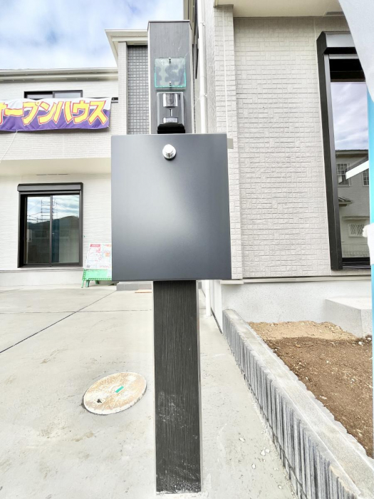 ���̑��@�\�D�E�C���^�[�z���E�|�X�g���ЂƂɏW��B�G���g�����X�ɂȂ��ރV���v���f�U�C���B