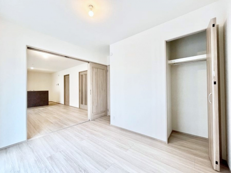 ���̑����ρ@���r���O�ɗאڂ����m���B�����˂��J������ƃ��r���O�ƌq����e���̋�Ԃɕϐg�I