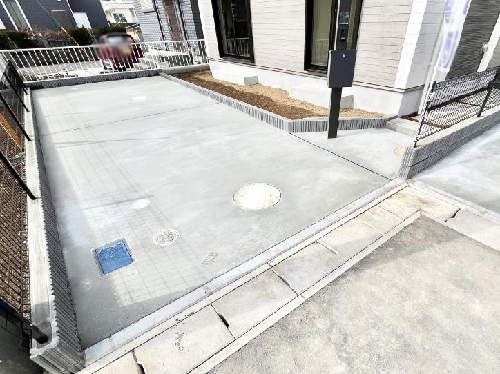 �@����2��\�I�}�Ȃ��q�l�̒��ԂɁB�܂��A���Ƒ��̎��]�ԃX�y�[�X�Ƃ��Ă��劈��B