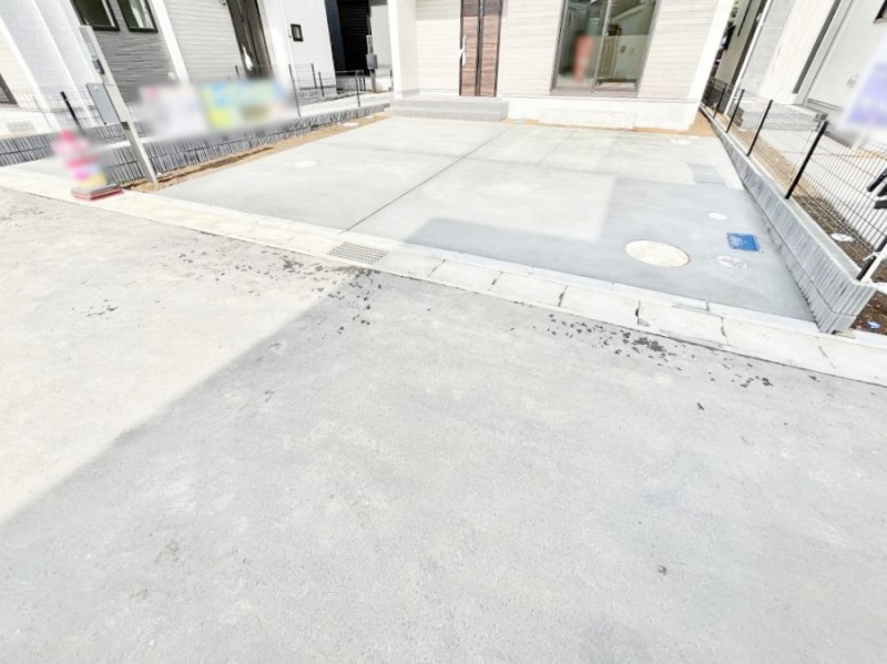 �@����2��\�I�}�Ȃ��q�l�̒��ԂɁB�܂��A���Ƒ��̎��]�ԃX�y�[�X�Ƃ��Ă��劈��B