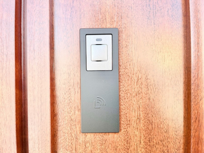 ���̑��@�{�^���������Ă����������I���փh�A�͓d�q�L�[�d�l�ł��B