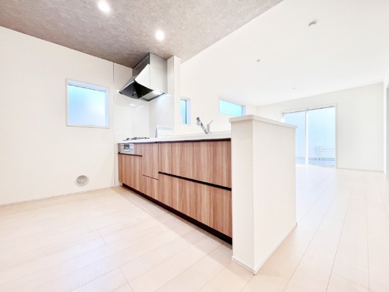 �L�b�`���@���Ƒ��̉�b�e�ޑΖʃL�b�`���B���������̃p�p�}�}�����Ƒ��Ɖ߂������Ԃ����������I