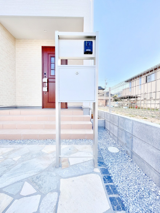 ���̑��@�\�D�E�C���^�[�z���E�|�X�g���ЂƂɏW��B�G���g�����X�ɂȂ��ރV���v���f�U�C���B