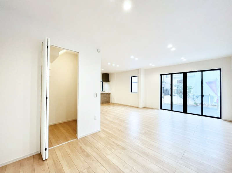 ���̑����ρ@�傫�ȑ����炽���Ղ�̗z���ƕ����������郊�r���O�B���g�[�EWIC�t���ł��B  