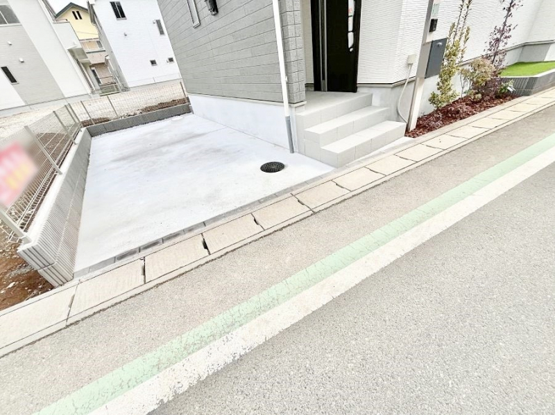 �@����2��\�I�}�Ȃ��q�l�̒��ԂɁB�܂��A���Ƒ��̎��]�ԃX�y�[�X�Ƃ��Ă��劈��B