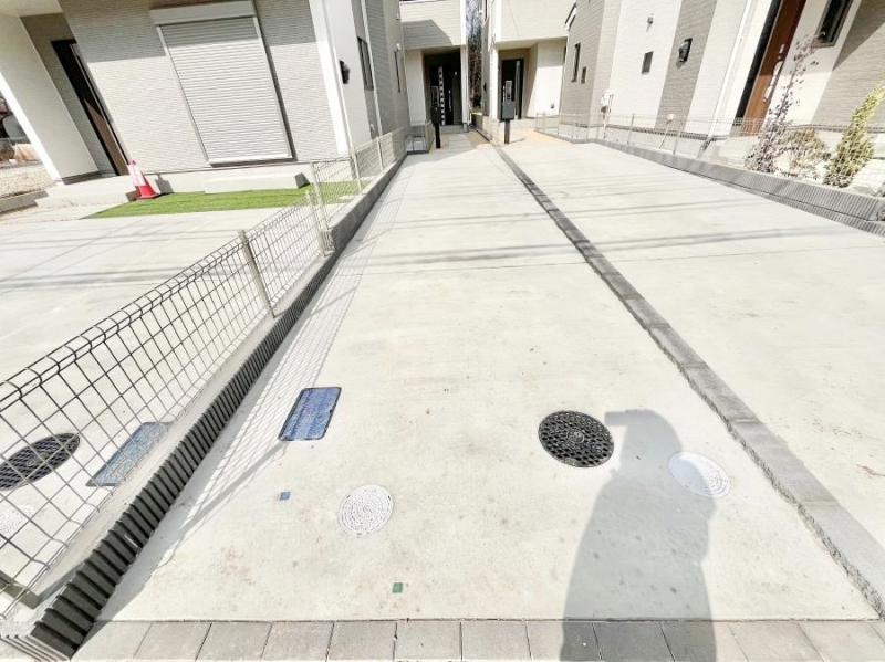 �@����2��\�I�}�Ȃ��q�l�̒��ԂɁB�܂��A���Ƒ��̎��]�ԃX�y�[�X�Ƃ��Ă��劈��B