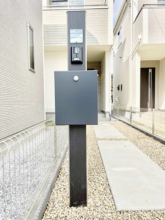 ���̑��@�\�D�E�C���^�[�z���E�|�X�g���ЂƂɏW��B�G���g�����X�ɂȂ��ރV���v���f�U�C���B