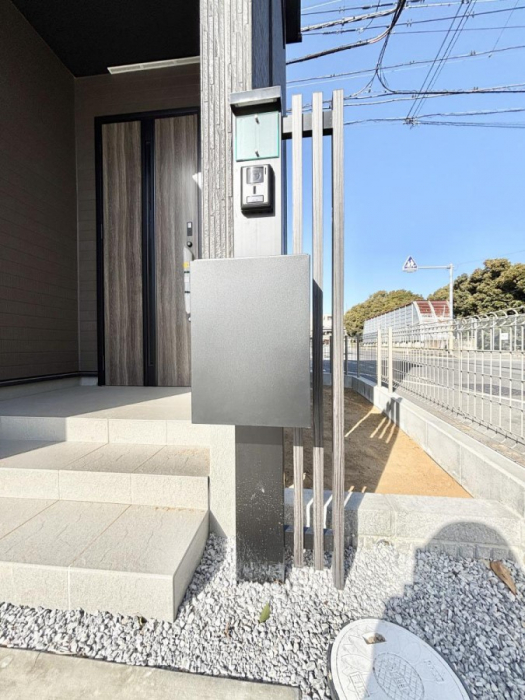 ���̑��@�\�D�E�C���^�[�z���E�|�X�g���ЂƂɏW��B�G���g�����X�ɂȂ��ރV���v���f�U�C���B