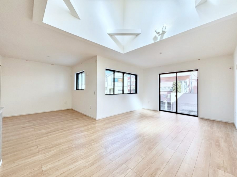 ���r���O�@���r���O�㕔�ɂ͐��������̗p�B���邢�z���ɕ�܂���ԂŉƑ��c���I