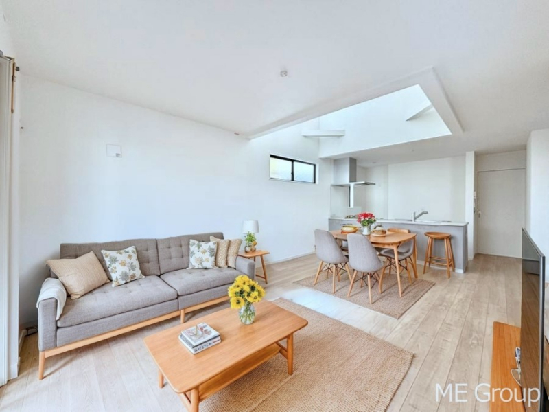 ���r���O�@�Ƒ��̘a�₩�ȉ�b���������Ă������B�J�����̂��郊�r���O�ł��B���Ƌ��CG�ł�  