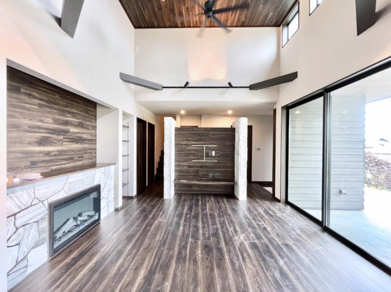 ���r���O�@���邢�z���������A�����̕��͋C�ɖ�������郊�r���O�E�_�C�j���O�B 