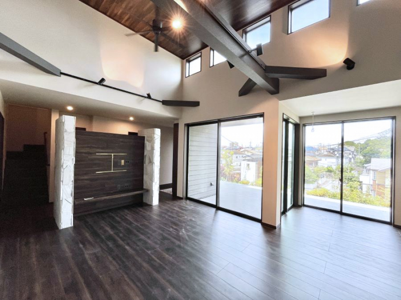 ���̑����ρ@�Ƒ��̏Ί炪���R�Ɛ��܂�Ă���A����ȕ��͋C�̃_�C�j���O�Ɏd�オ���Ă��܂� 