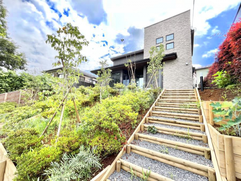 ���n�O�ώʐ^�@�������ꂽ�O�ρA�㎿�ȏZ��Ԃ��L���鎺���͉i�����S���ĉ߂�����Z���ł��B 