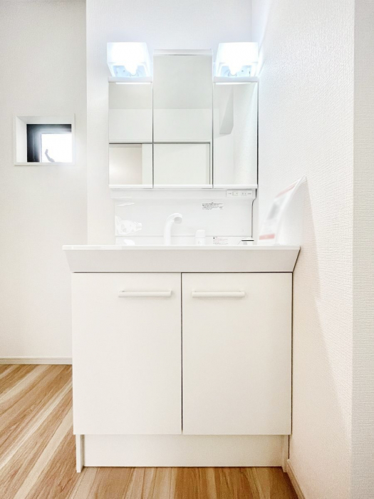 ���ʑ�E���ʏ��@�X�^�C�����O�ɕ֗��ȎO�ʋ��A�~���[�L���r�l�b�g�ōׂ������X�b�L��