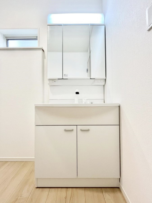 ���ʑ�E���ʏ��@�X�^�C�����O�ɕ֗��ȎO�ʋ��A�~���[�L���r�l�b�g�ōׂ������X�b�L��