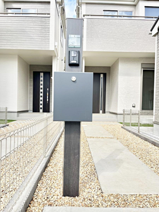 ���̑��@�\�D�E�C���^�[�z���E�|�X�g���ЂƂɏW��B�G���g�����X�ɂȂ��ރV���v���f�U�C���B