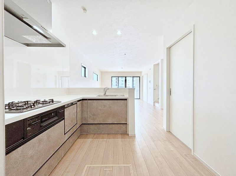 �L�b�`���@���r���O�ŗV�Ԃ��q�l�������Ȃ��炨�������ł���ΖʃL�b�`���B  