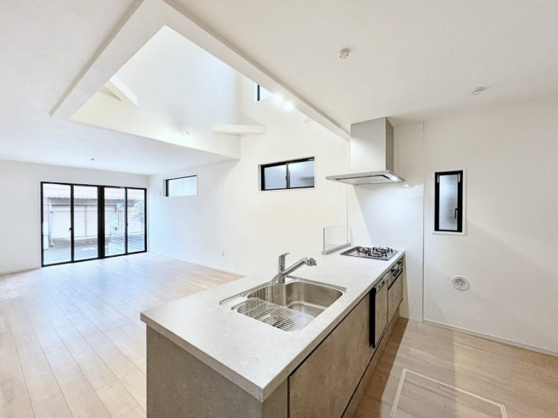 �L�b�`���@���r���O�ŗV�Ԃ��q�l�������Ȃ��炨�������ł���ΖʃL�b�`���B  