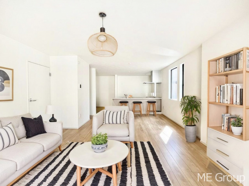 ���r���O�@�Ƒ��̘a�₩�ȉ�b���������Ă������B�J�����̂��郊�r���O�ł��B���Ƌ��CG�ł�  