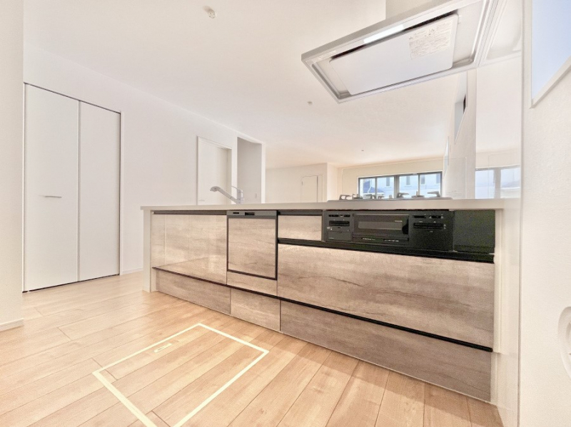 �L�b�`���@���r���O�ŗV�Ԃ��q�l�������Ȃ��炨�������ł���ΖʃL�b�`���B  