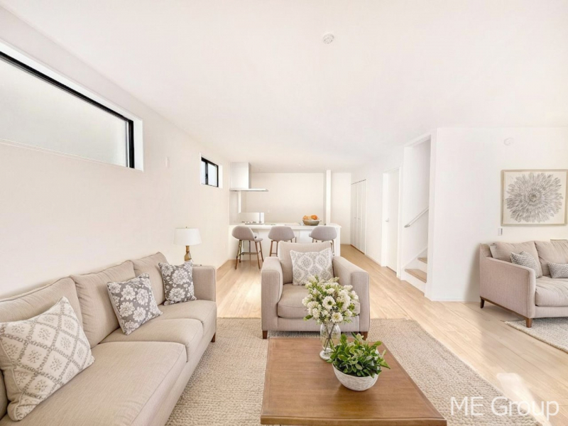 ���r���O�@�Ƒ��̘a�₩�ȉ�b���������Ă������B�J�����̂��郊�r���O�ł��B���Ƌ��CG�ł�  