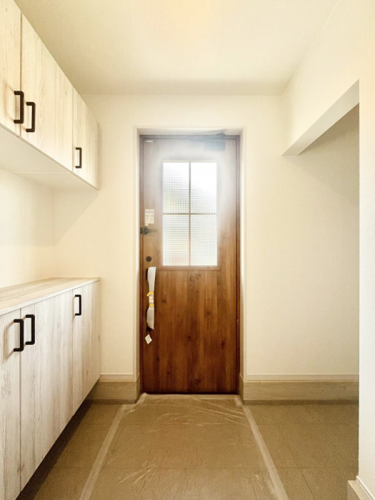 ���ց@�K���X�X���b�g�̓��������փh�A�������Ɍ���͂��Ă���܂�   