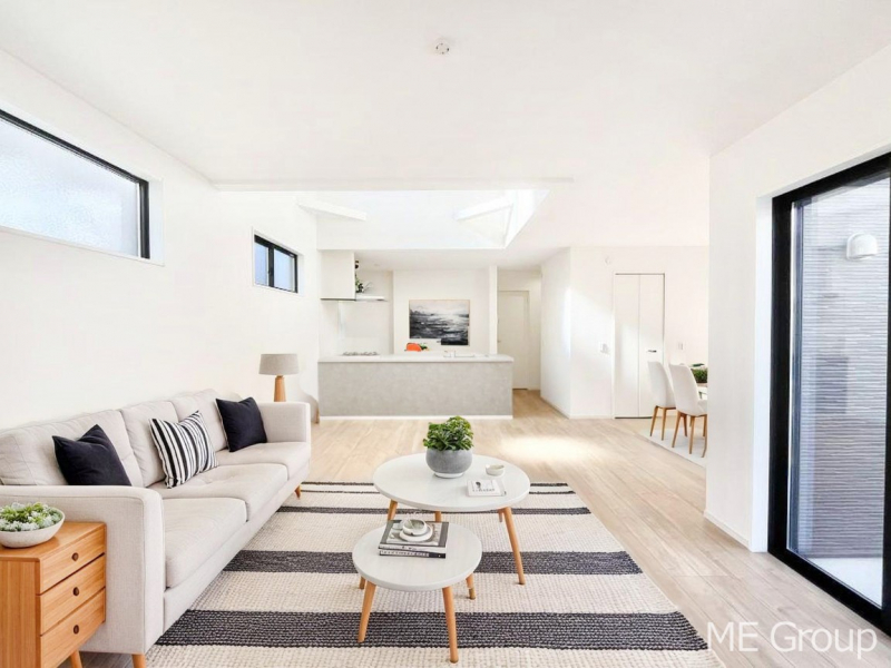 ���r���O�@�Ƒ��̘a�₩�ȉ�b���������Ă������B�J�����̂��郊�r���O�ł��B���Ƌ��CG�ł�  