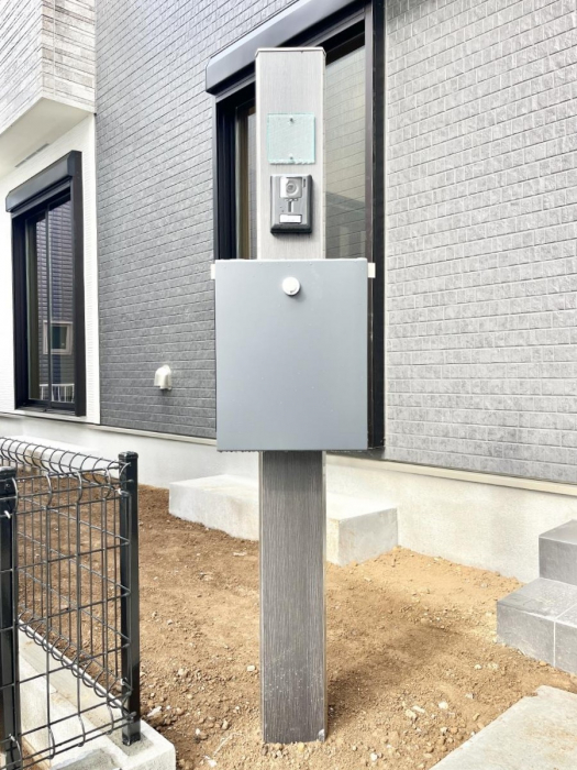 ���̑��@�\�D�E�C���^�[�z���E�|�X�g���ЂƂɏW��B�G���g�����X�ɂȂ��ރV���v���f�U�C���B