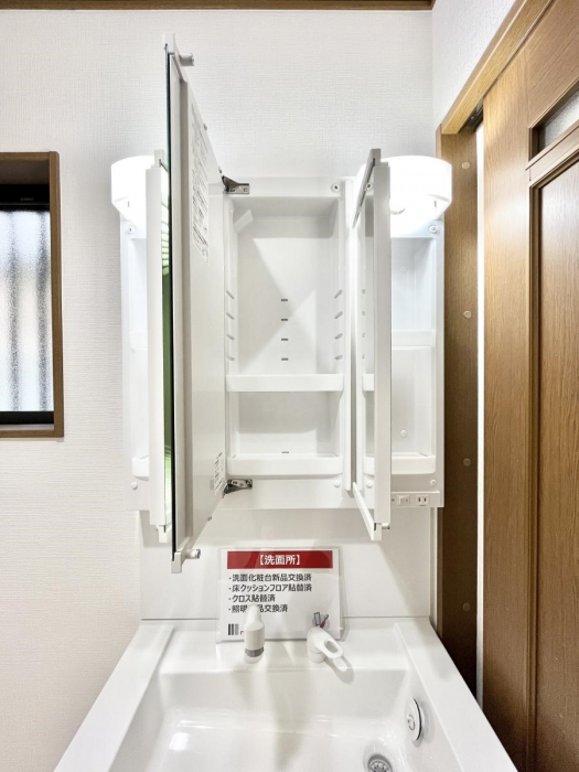 ���̑����ρ@�O�ʋ��̗��ɁA���ϕi��q���p�i�Ȃǂ����[�\�B���ʑ����������ƕۂ��܂��I