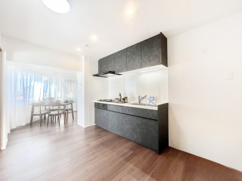 ���r���O�@�Ƒ��̘a�₩�ȉ�b���������Ă������B�J�����̂��郊�r���O�ł��B