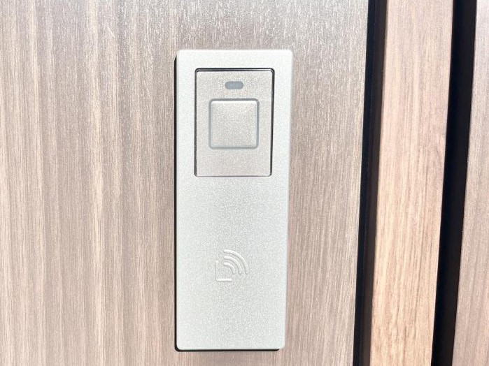 ���̑��@�{�^���������Ă����������I���փh�A�͓d�q�L�[�d�l�ł��B