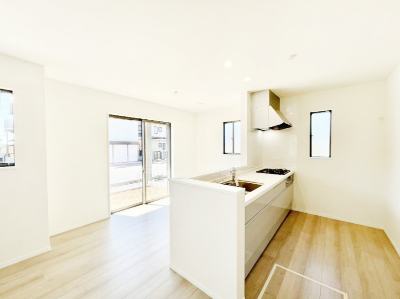 �L�b�`���@���Ƒ��̉�b�e�ޑΖʃL�b�`���B���������̃p�p�}�}�����Ƒ��Ɖ߂������Ԃ����������I