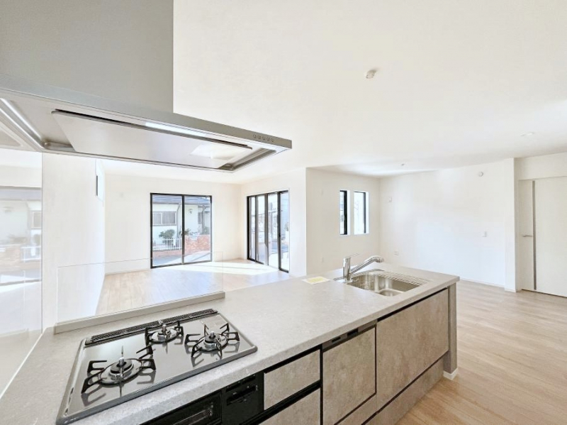 �L�b�`���@���r���O�ŗV�Ԃ��q�l�������Ȃ��炨�������ł���ΖʃL�b�`���B  