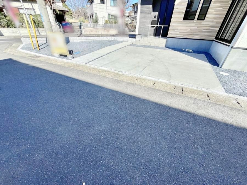 �@����2��\�I�}�Ȃ��q�l�̒��ԂɁB�܂��A���Ƒ��̎��]�ԃX�y�[�X�Ƃ��Ă��劈��B