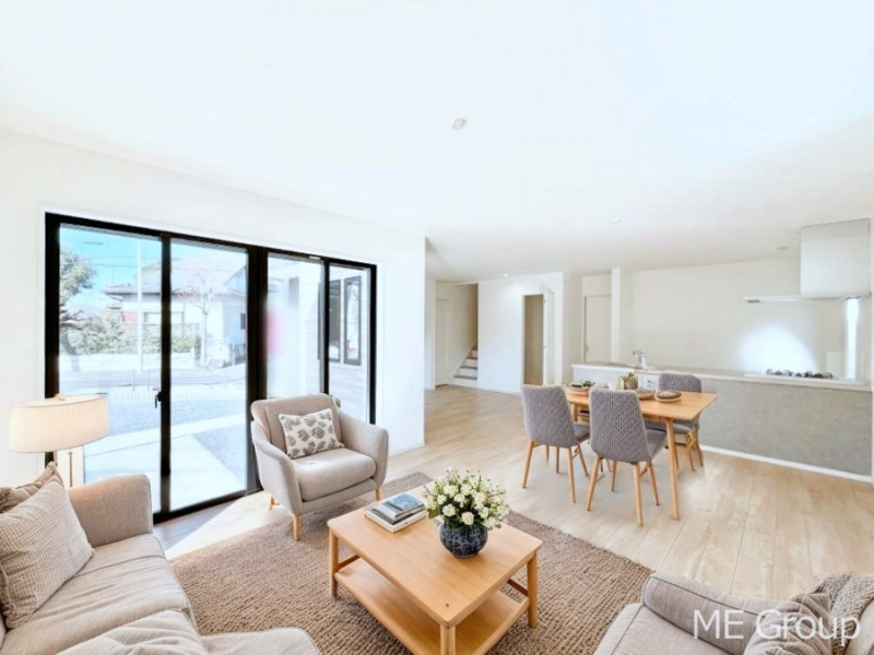 ���r���O�@�Ƒ��̘a�₩�ȉ�b���������Ă������B�J�����̂��郊�r���O�ł��B���Ƌ��CG�ł�  