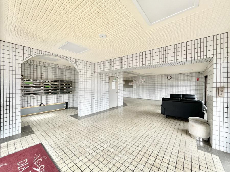 ���̑��@�҂����킹�ꏊ�Ƃ��Ă��֗��ȃG���g�����X���r�[  