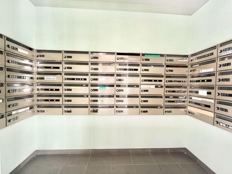 ���̑��@�|�X�g�̓G���g�����X���ɂ���̂ŉJ�ɔG�ꂸ�X�ւ��󂯎��܂��ˁI