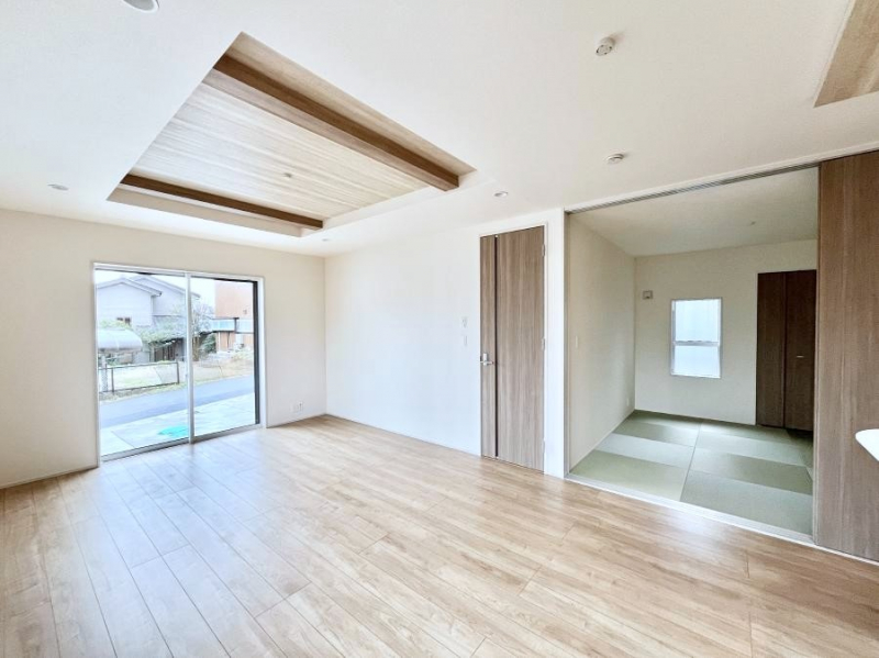 ���r���O�@���邢�z���������A�����̕��͋C�ɖ�������郊�r���O�E�_�C�j���O�B 