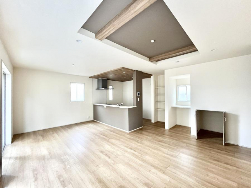 ���r���O�@�܏�V��͗��̓I�ȉ��s��������̂ŁA�V�䂪�L�������ĊJ���I�ȋ�Ԃ����o�ł��܂��B  