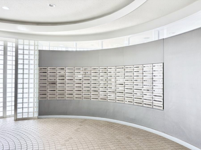 ���̑��@�|�X�g�̓G���g�����X���ɂ���̂ŉJ�ɔG�ꂸ�X�ւ��󂯎��܂��ˁI